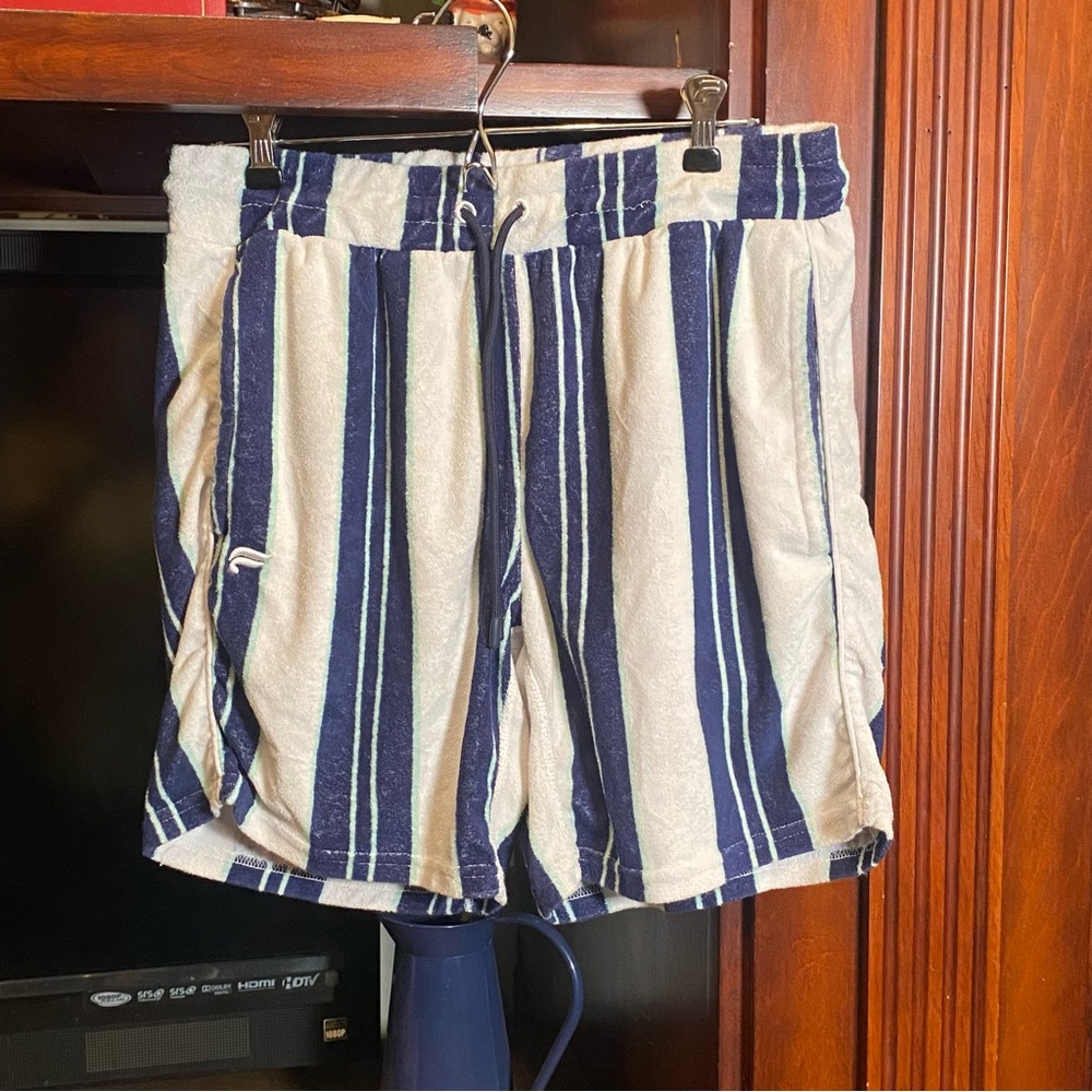Fabletics Men’s Terry Cloth Striped Shorts sz M Navy Light Blue White Drawstring